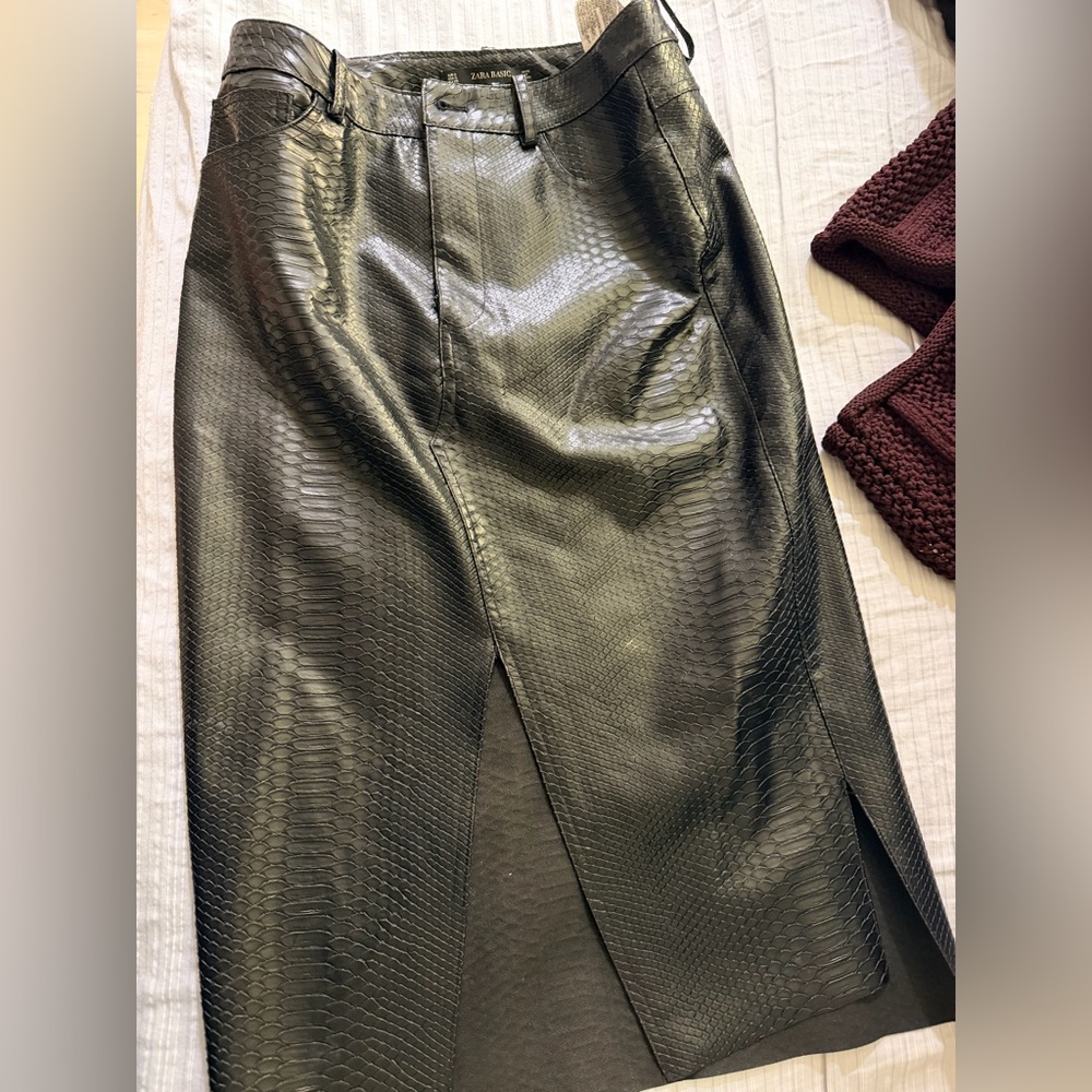 Zara Black Snake Print Pencil Skirt。